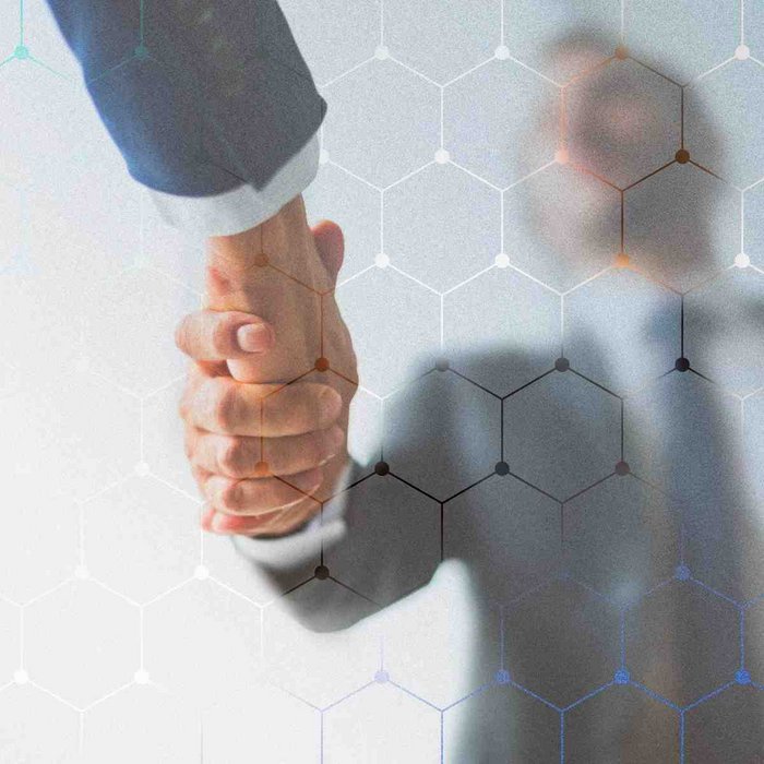 Zwei Personen schütteln sich die Hände, als Zeichen für Einigung oder Partnerschaft