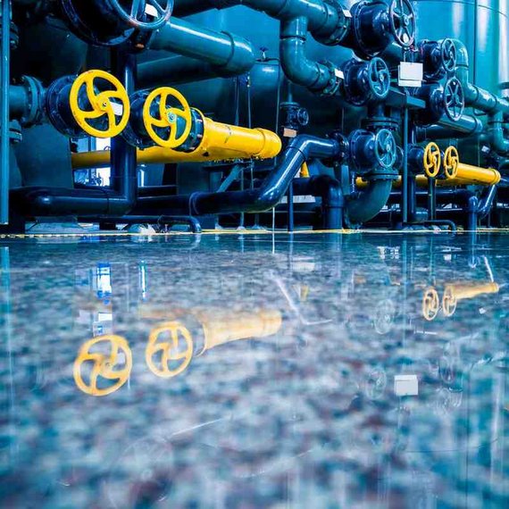 Industrielle Pipeline-Infrastruktur mit miteinander verbundenen Rohren und Ventilen
