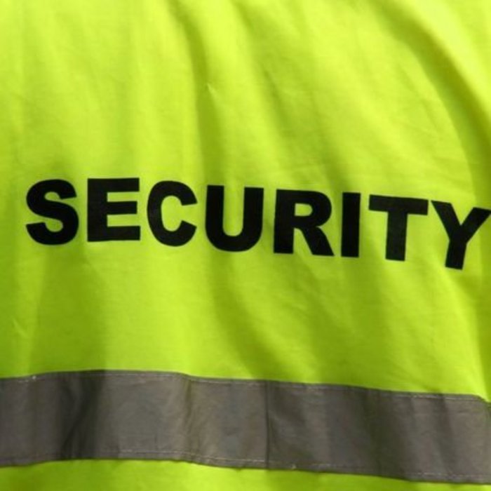 Leuchtend gelb-grüne Warnweste mit 'SECURITY' in dicken schwarzen Buchstaben